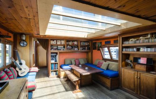 Palamos Boat Rental | Unic boat in old harbour