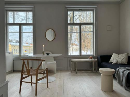Hameenlinna Apartment | Uniikki ja tunnelmallinen empireasunto Hämeenlinnan ydinkeskustassa
