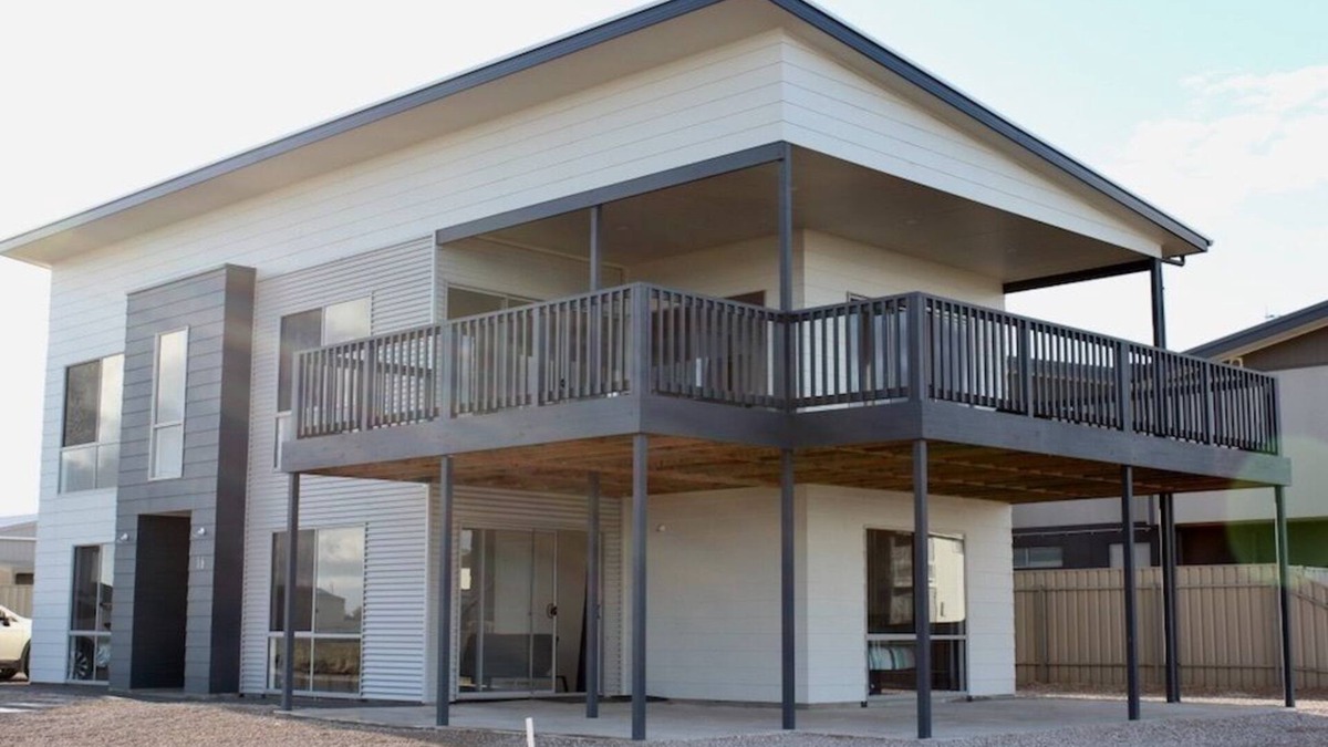 Melville House | Uninterrupted ocean views from a large deck