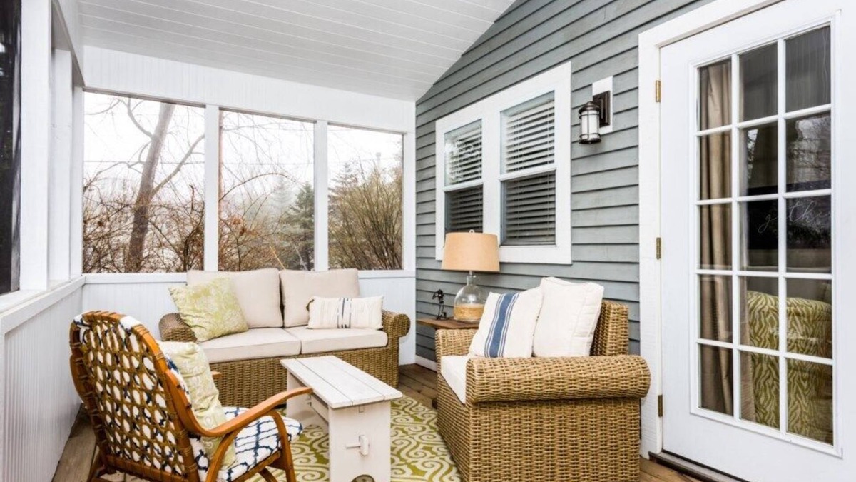 Union Pier Cottage | Union Pier Cottage Close To Beach & Downtown.