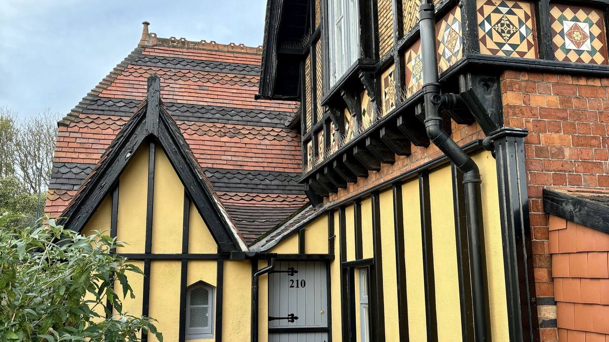 Lincoln House | Unique 1880's Property In Historical Town Of Lincoln With Hot Tub