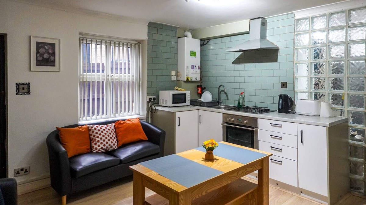 Headingley Apartment | Unique 2-bed Cottage Flat in Headingley, Near Universities and Shops, Ground
