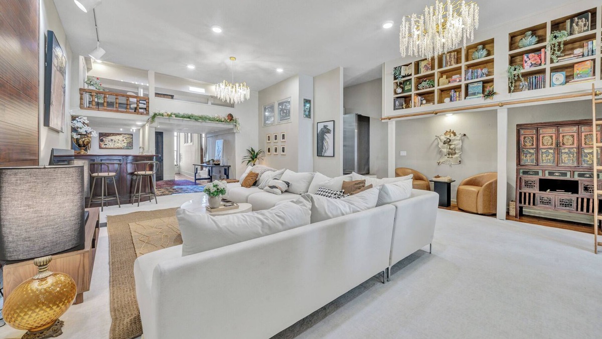 Pilot Point Apartment | Unique 2-bedroom loft with AC, WiFi in historic building in Pilot Point Square