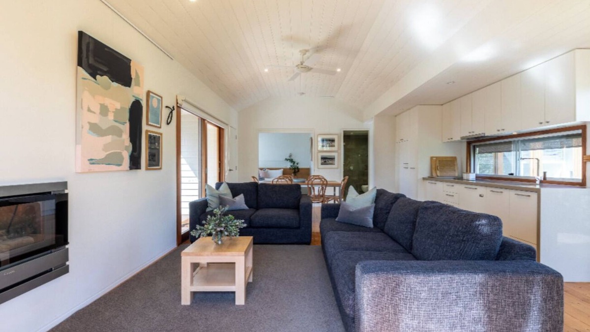 Barwon Heads House | Unique 2 bedroom riverside Boathouse in central Barwon Heads