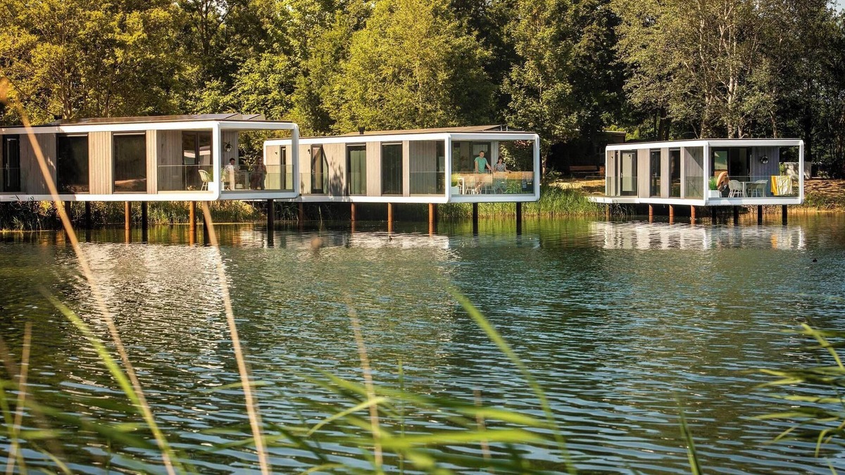 Maasbree House | Unique 2-person lodge hanging above the water, with luxury kitchen, air conditioning and a stunning terrace overlooking the lake.