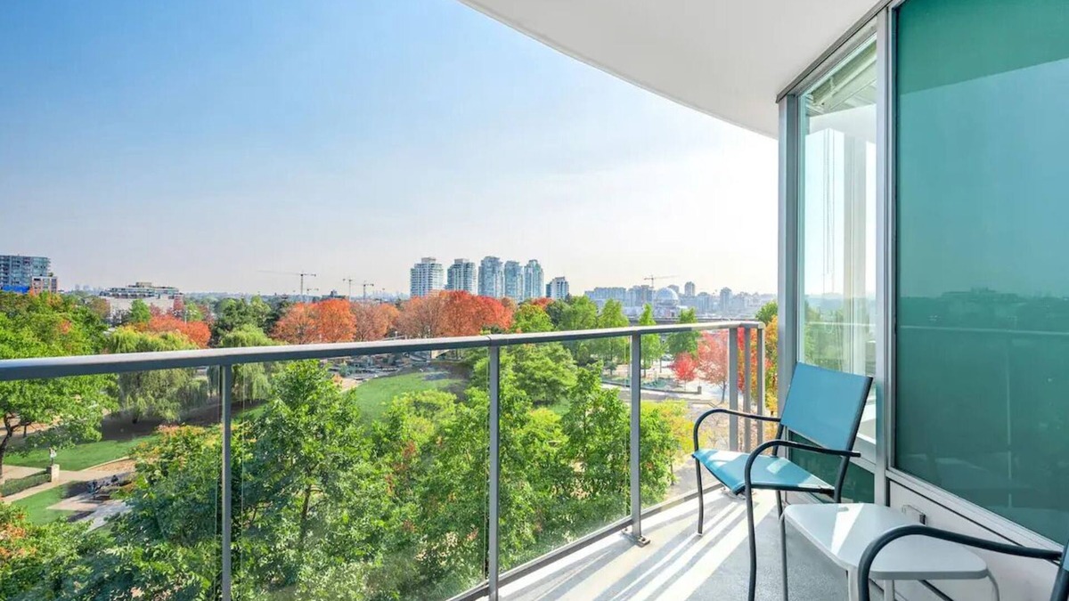 Crosstown Condo | ★Unique★ 3br/2ba Beautiful Garden View Pool+Hot Tub+Sauna+Large Free Parking