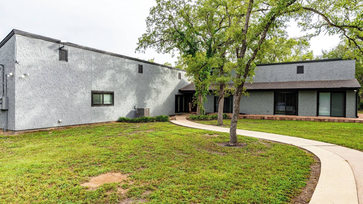 Wellborn House | Unique 5-bedroom country home. In the middle of nowhere. close to everything!