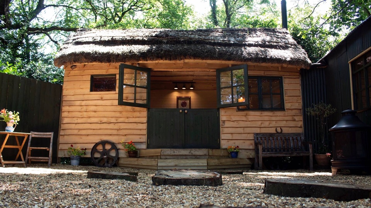 Holworth Cabin | Unique and Bespoke Stunning Thatched Dorset Shepherds Huts with Private Hot Tub
