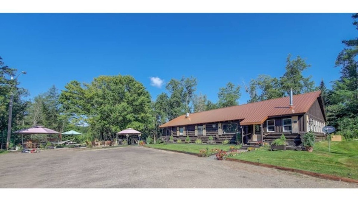 Caroga Lake House | Unique and charming, exquisitely themed Log Cabin