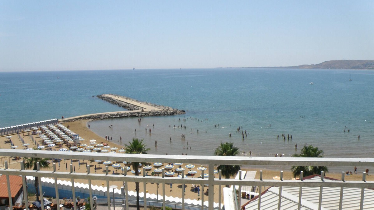 Crotone Apartment | Unique apartment with spectacular ship view