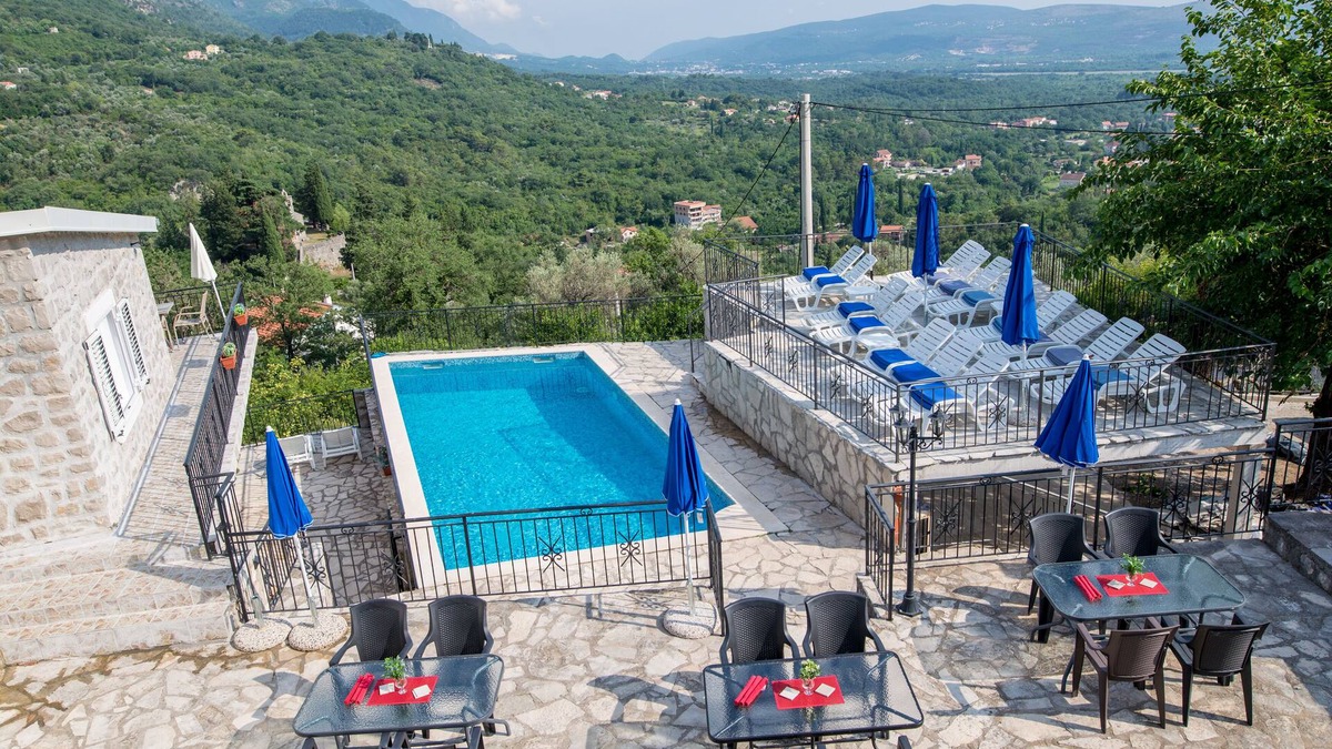 Mrcevac Apartment | Unique apartment with roof terrace, orchard and pool, 2 km to sea