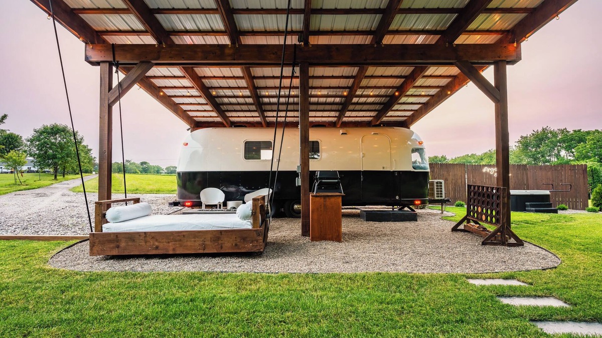 Dundee House | Unique Argosy Airstream Caravan w/hot tub