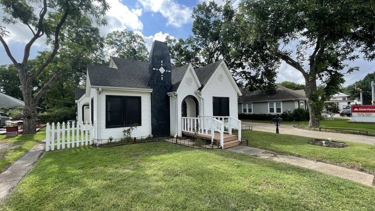 Kaufman House | Unique Artist home on Main Street Kaufman!