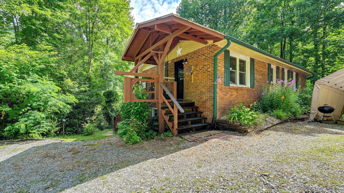 Robbinsville Cabin | Unique & Artsy Cabin w/Mountain Views!