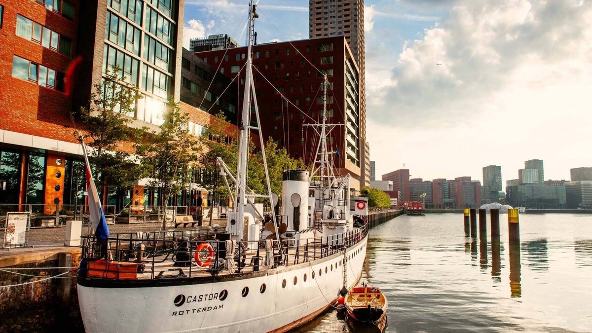Kop van Zuid Boat Rental | Unique B&B Ship in Rotterdam, Kop van Zuid