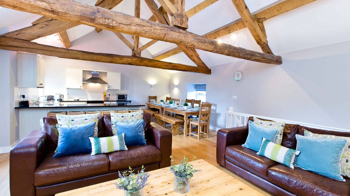 Hurdlow House | Unique barn conversion, sleeps up to 6 in 3 bedrooms, near to High Peak Trail.
