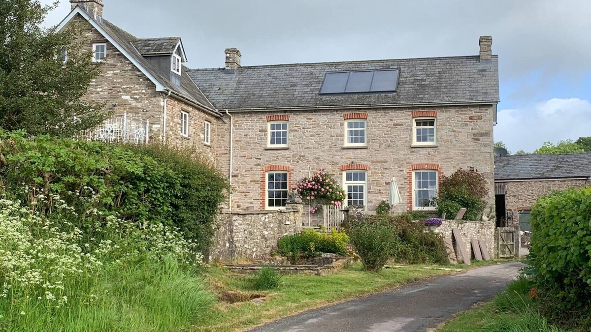 Llanfihangel Tal-y-llyn Bed & Breakfast | Unique Bed & Breakfast with stunning views