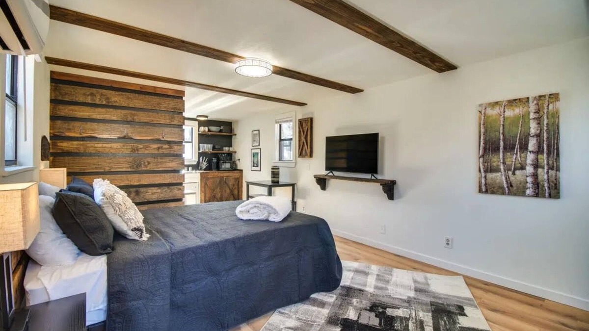 Gentry Cabin | UNIQUE Cabin! Close to Downtown Siloam Springs