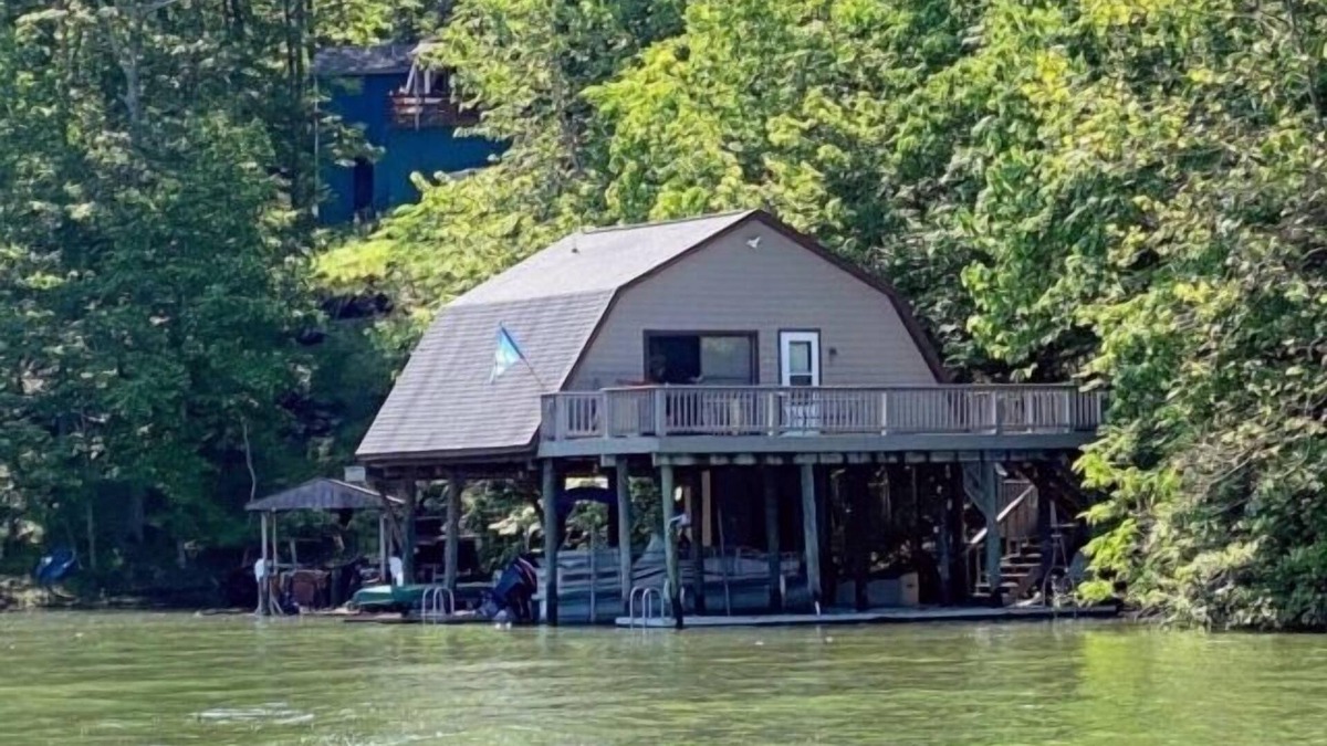 High Point House | Unique cabin that sits right on the water. Huge deck. Amazing views. Gas grill.