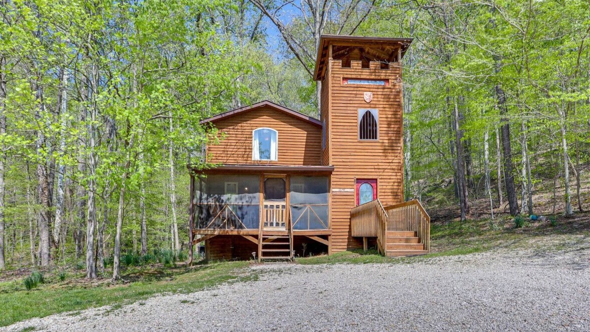 Taswell Cabin | Unique Castle Cabin Near Patoka!