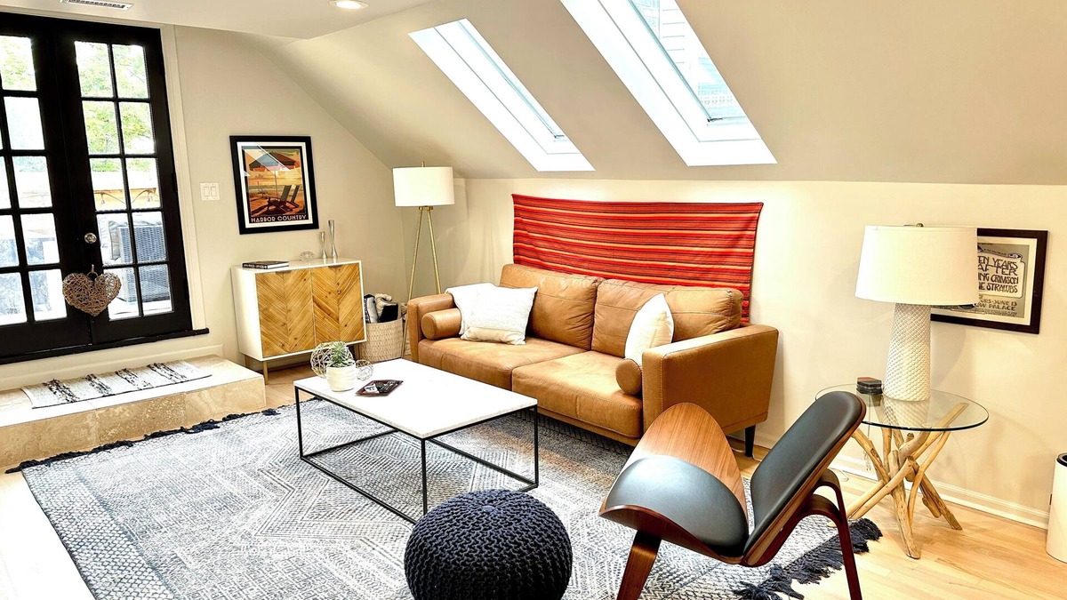Roscoe Village Bed & Breakfast | Unique Chicago Penthouse Loft - Amazing Deal & Location