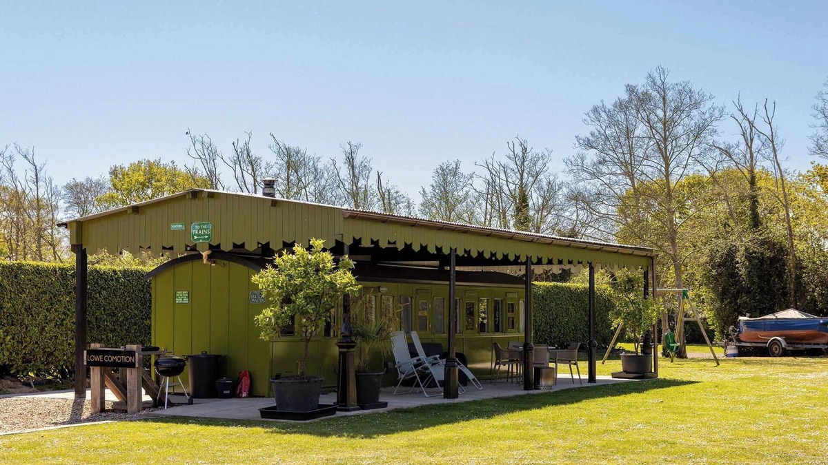 Birdham House | Unique & Comfy Remodelled Railway Carriage