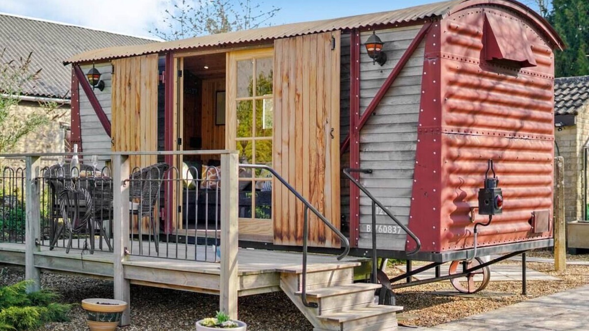 Ampney Crucis Apartment | Unique Cotswolds Glamping, The Railway View in Cirencester with Parking & WiFi