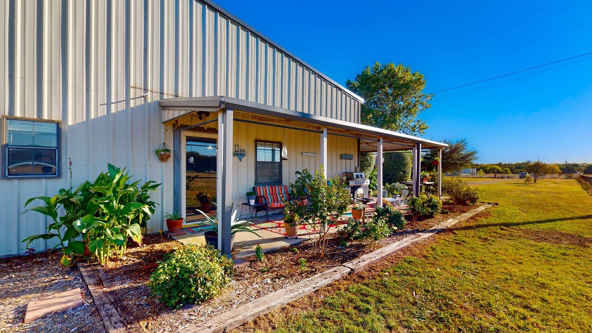Wise County Cottage | Unique cottage by airstrip for private planes - herb garden, dog-friendly