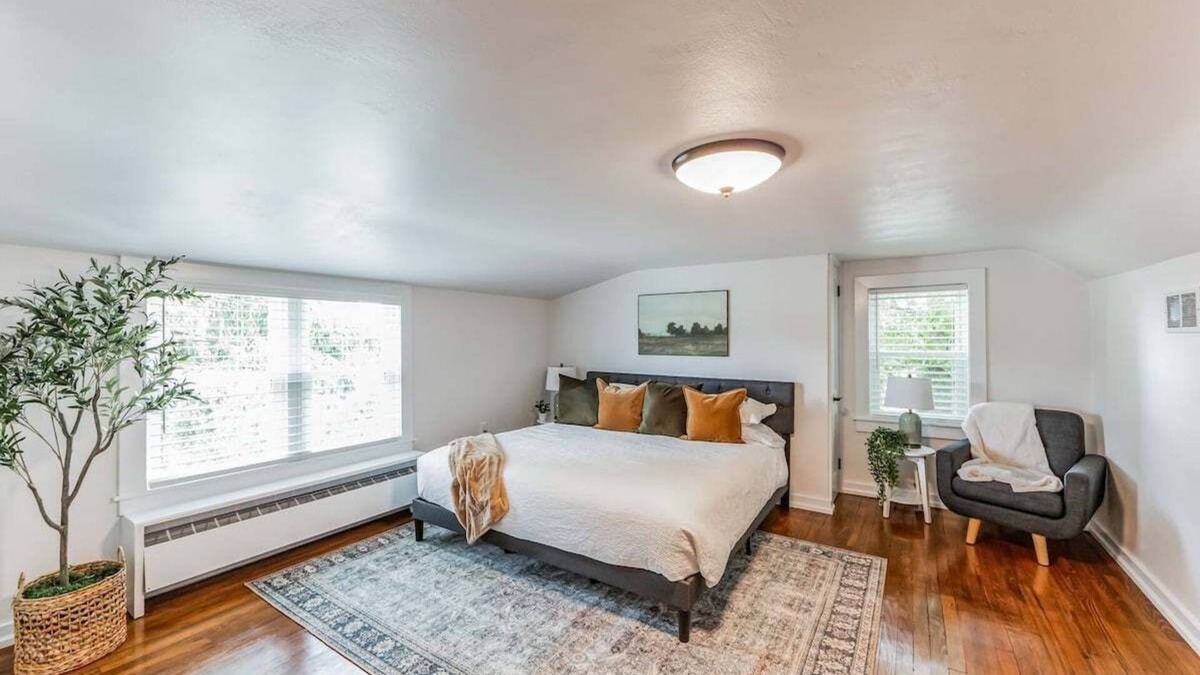 Honey Brook House | Unique Cottage + King Bed + Kids toy room