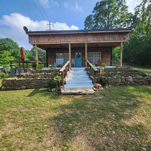 Mena House | Unique Country Cabin Meets Farmhouse Modern!