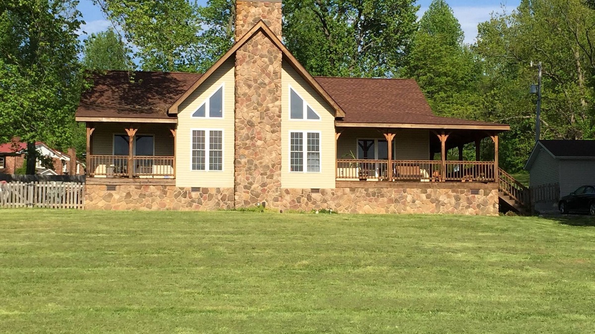 Paducah Cabin | Unique country lodge! Pet friendly & close to everything in the area