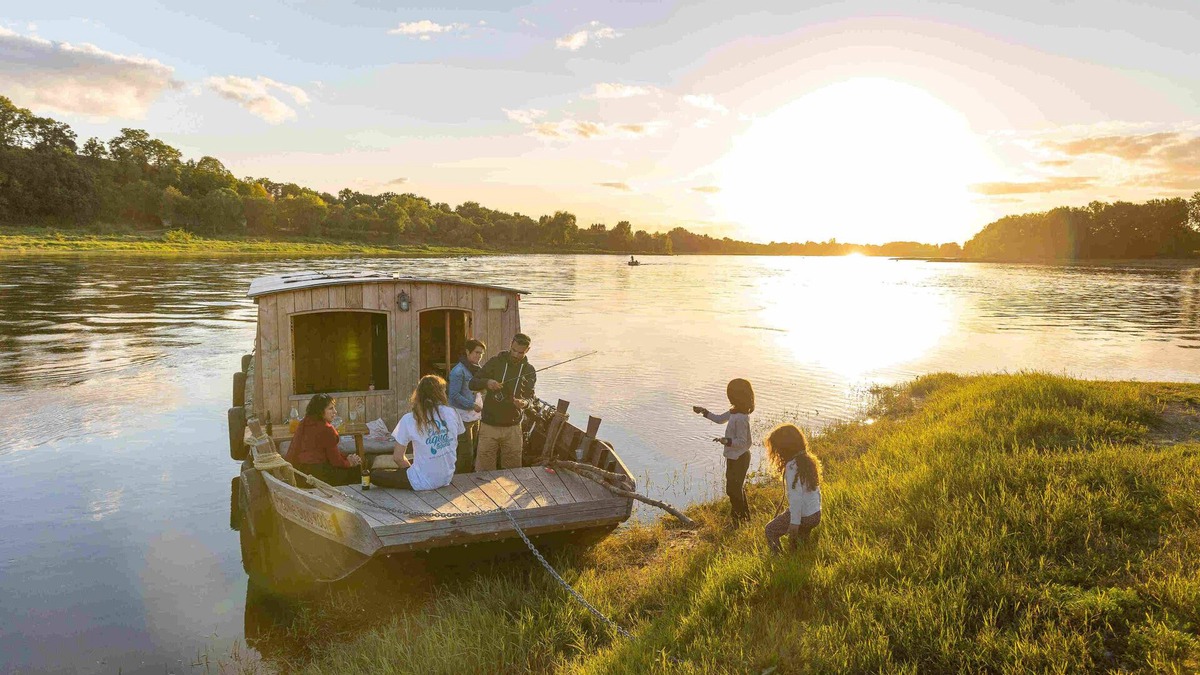 Saint-Florent-le-Vieil Boat Rental | Unique cruise of several days with Houseboat on Loire