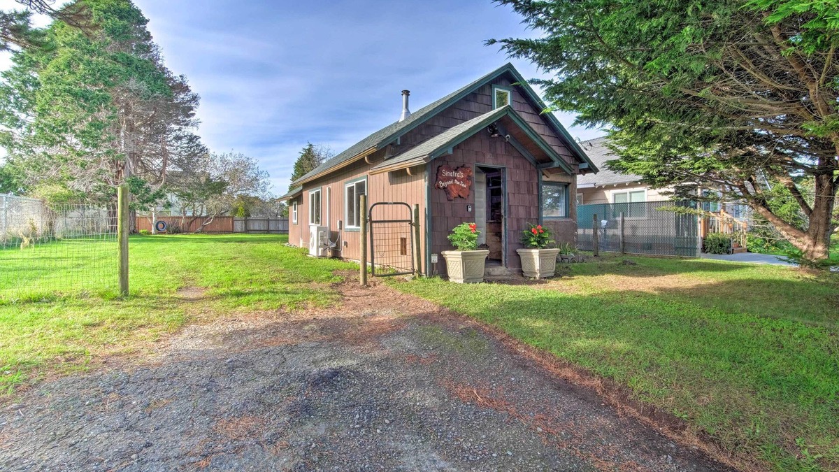 Crescent City North Cabin | Unique Dog-Friendly Log Cabin: Short Walk to Ocean