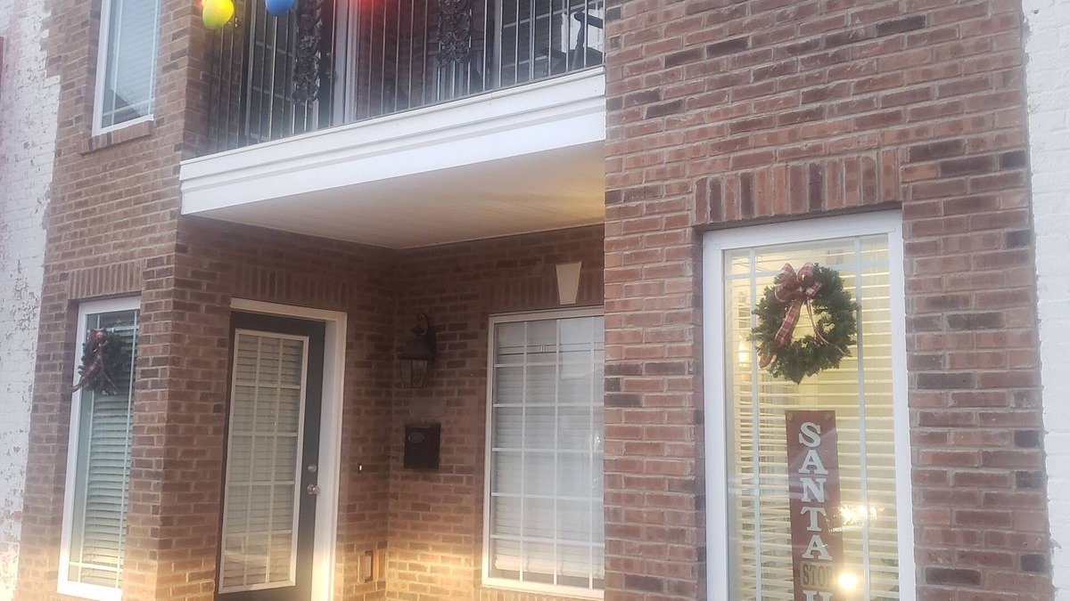 Chesterfield House | Unique Downtown Townhouse