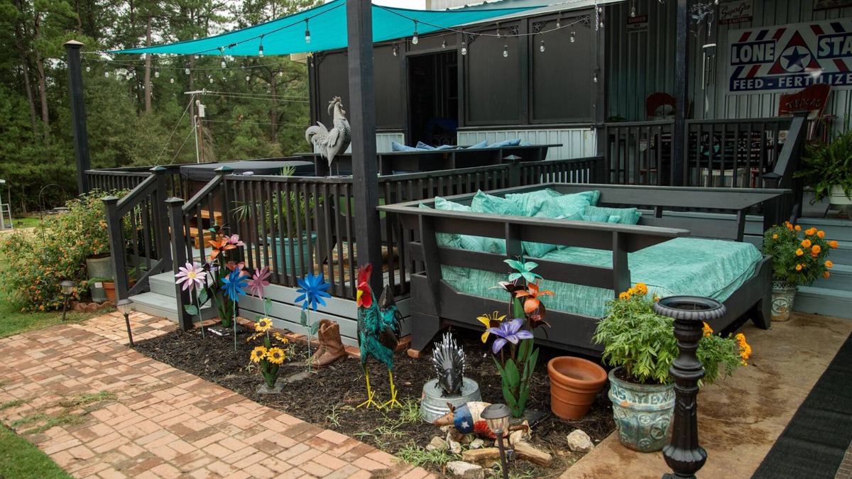 Navasota House | Unique Farmhouse with relaxing outdoor space- hot tub, fire ring & outdoor beds!