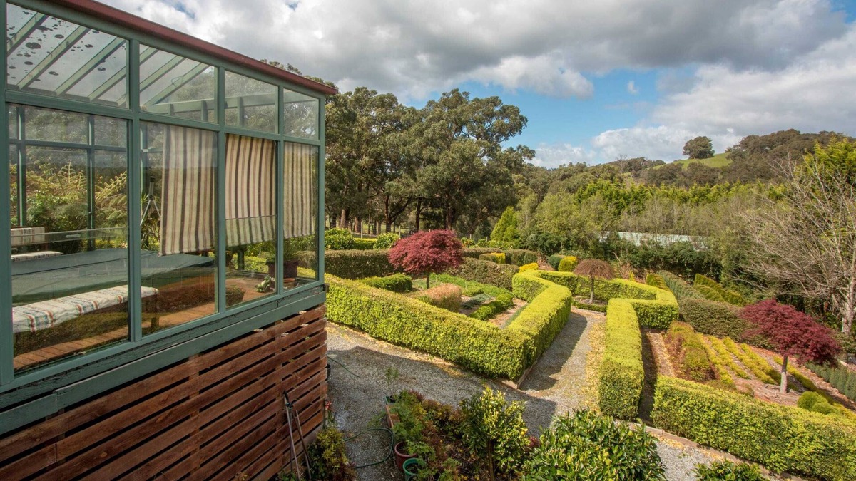 Macclesfield House | Unique farmstay with a balcony and garden views