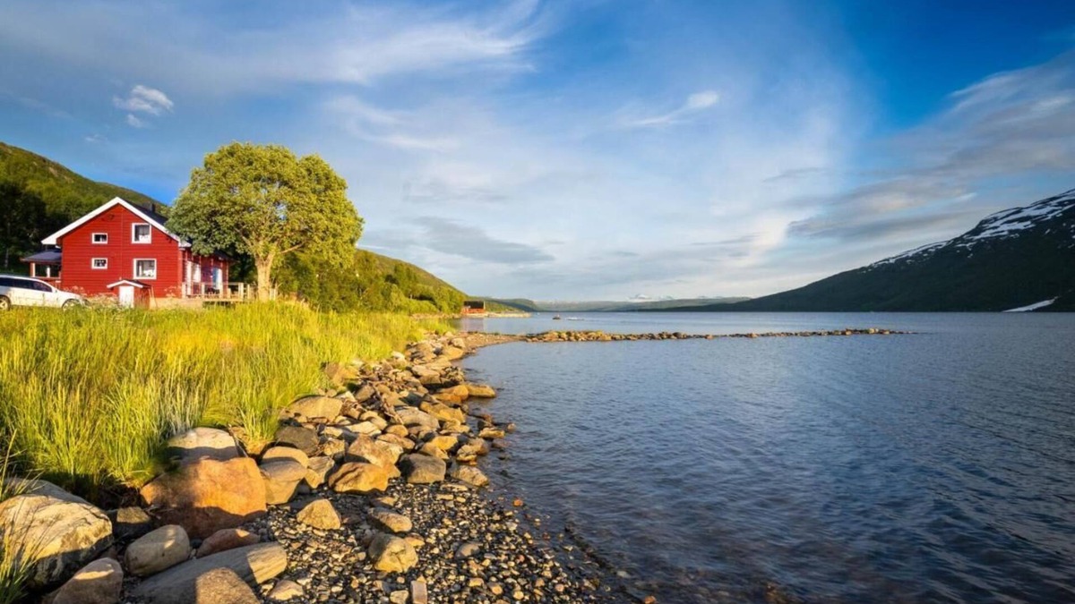 Laukeng Cottage | Unique fjord house in Malsnes - with private beach and genuine Norwegian charm