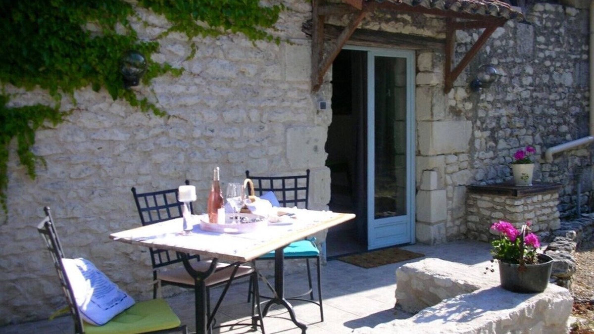 Serigny House | Unique gite, original beams, rural charm, pool.nn