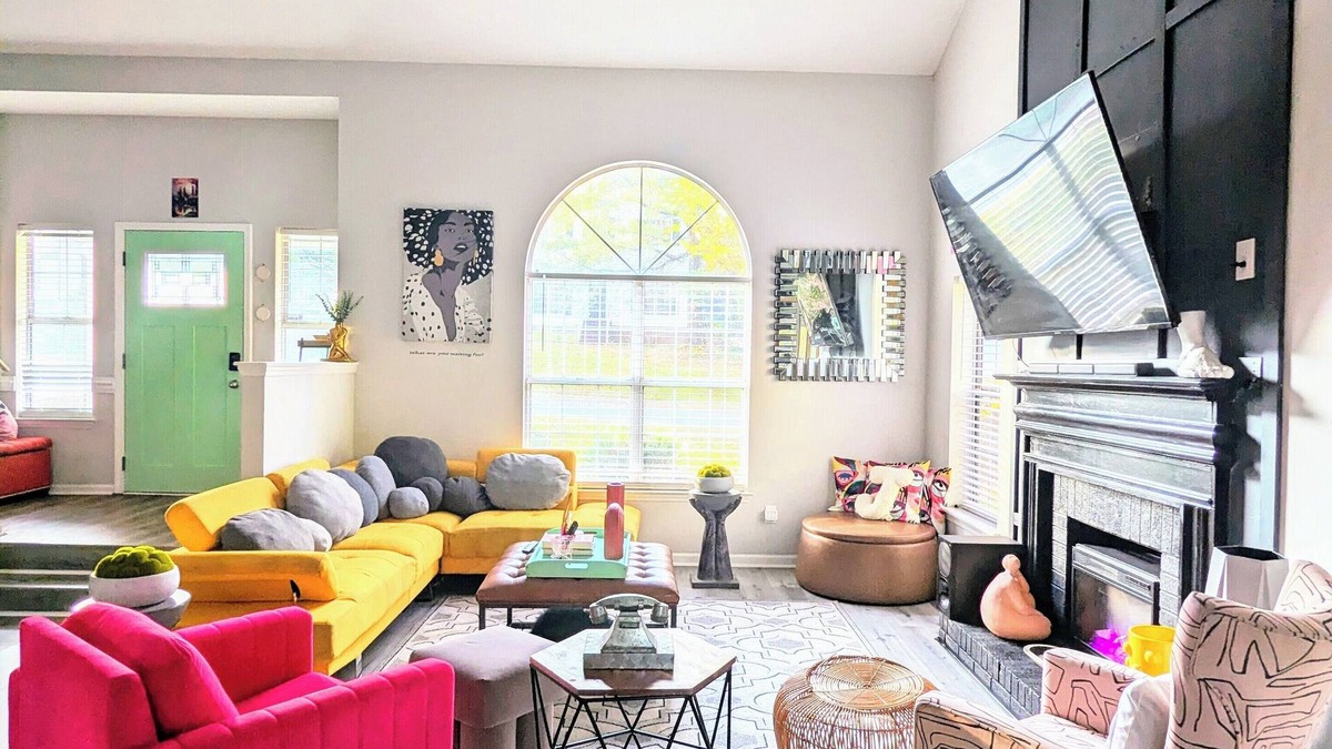 Paw Creek House | Unique Glamping Artsy Home Charlotte Outdoor Theater Firepit 12 min Downtown