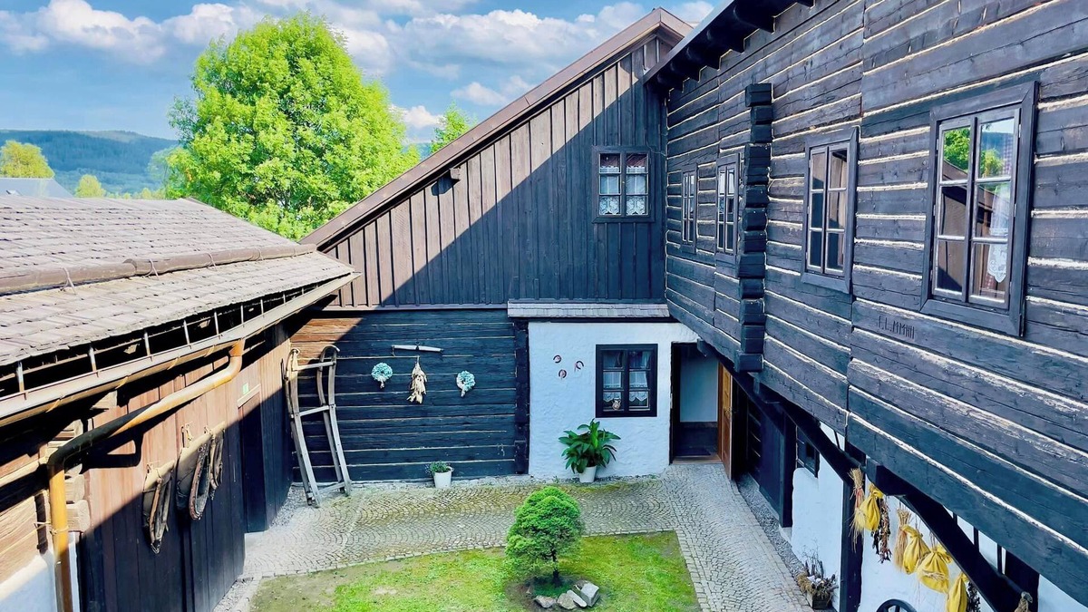 Volary Cabin | Unique guesthouse in the historic Alpenhaus