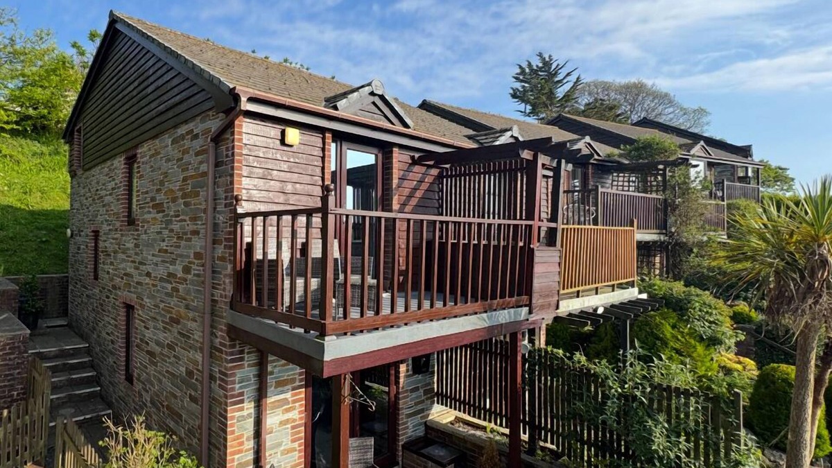 Looe Cottage | Unique hillside cottage, with allocated parking and stunning views.