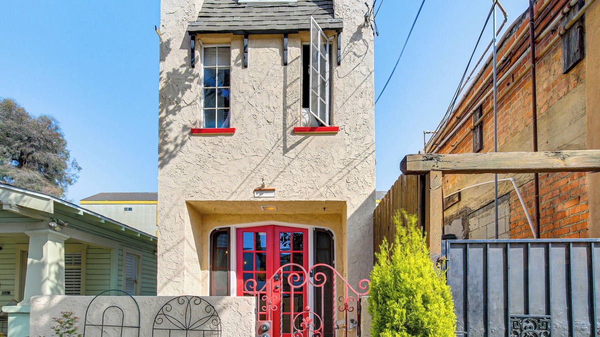 Eastside House | Unique Historic Home w/Rooftop Deck in Long Beach