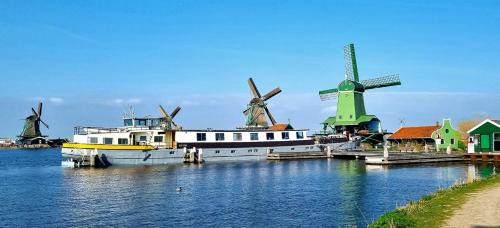Nieuwmarkt en Lastage Boat Rental | Unique Hotelboat botel Lena Maria