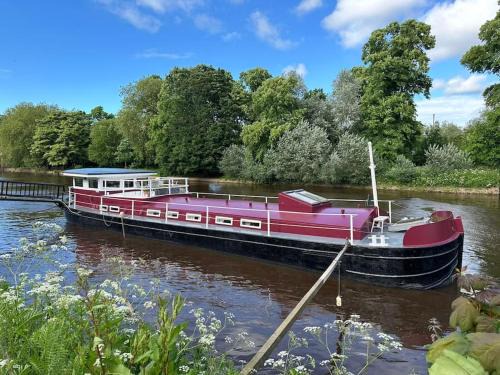 York Boat Rental | Unique Houseboat Experience I Central City Break