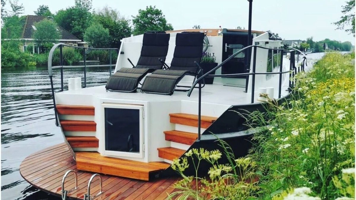 Amsterdam West Boat Rental | Unique houseboat with Sauna @ walking distance historic center of Amsterdam.