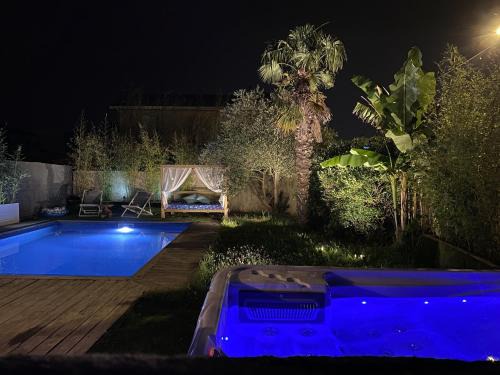 Meyzieu Nord Ouest Villa | Unique! jacuzzi privé 35°C + cinéma Villa entière