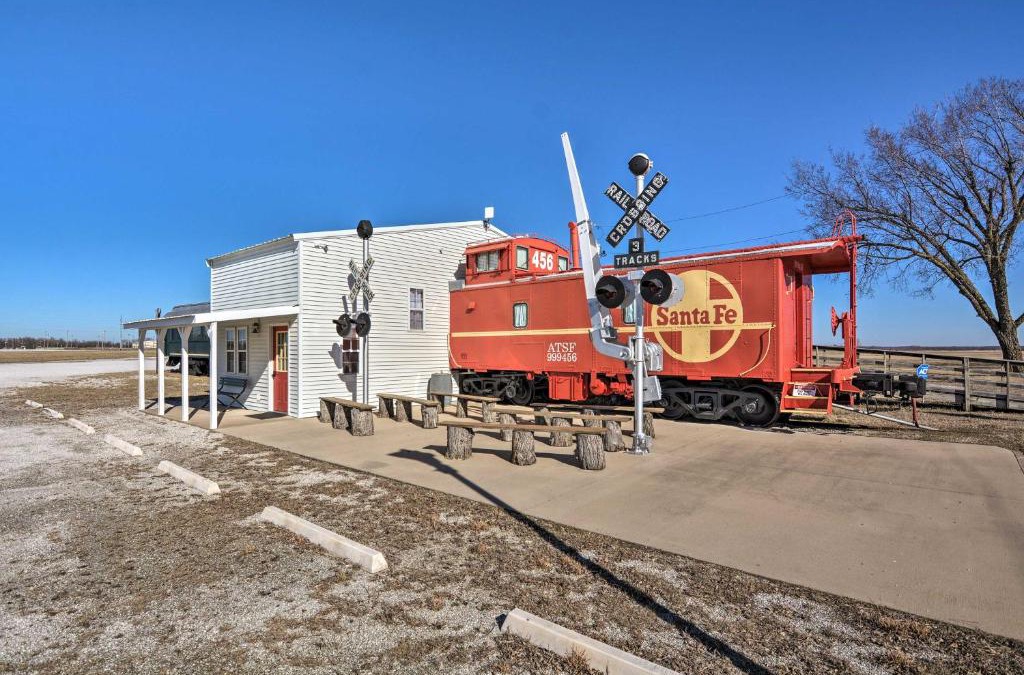 Duenweg Apartment | Unique Joplin Gem Converted Train Car Studio