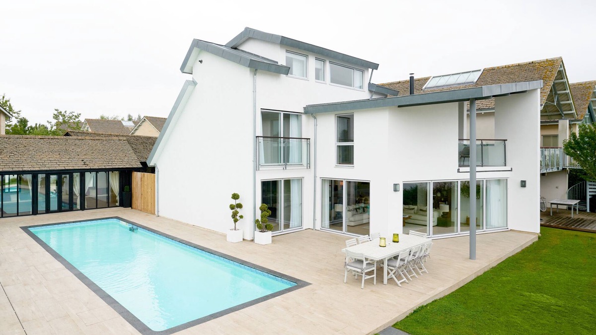 Cirencester House | Unique lakeside property with private outdoor pool, hot tub & exclusive mooring.