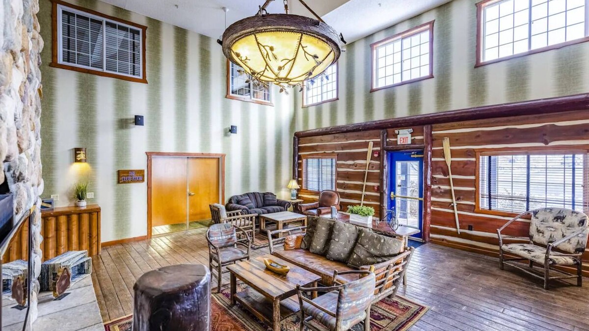 Peoria House | Unique Lodgings with Panoramic Views in Scenic Illinois | 3 Units