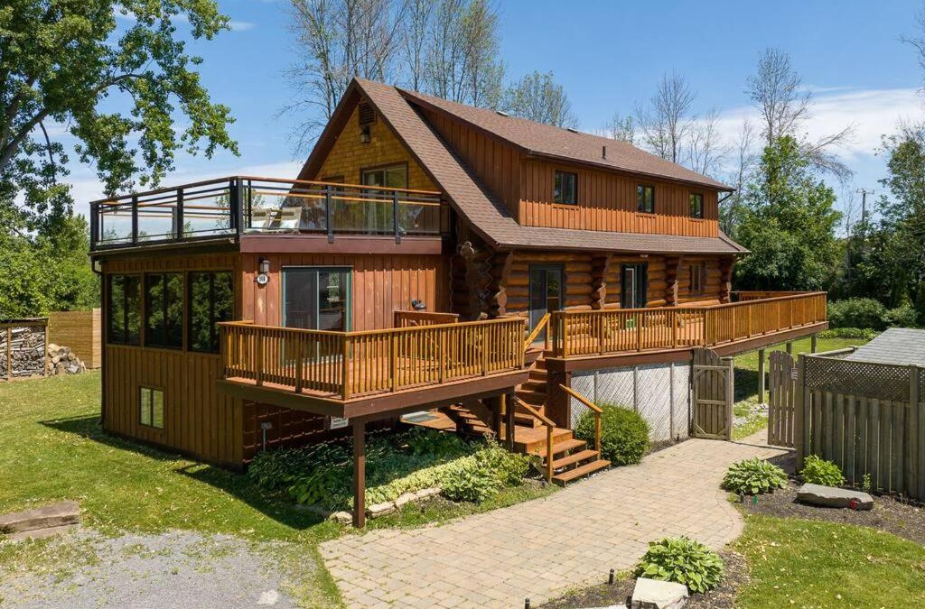 Brighton House | Unique Log House by the Lake, Retreat with Spa Amenities near Presque'ile Provincial Park